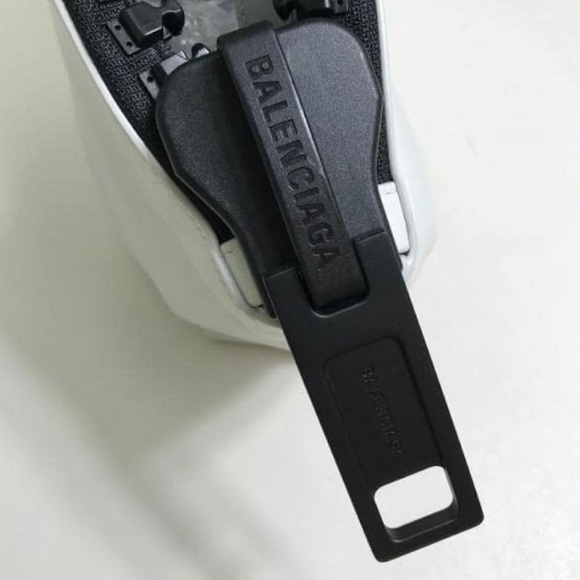 *SOLD* Authentic Balenciaga Leather Megazip Tote / Shoulder Bag - Picture 4 of 6